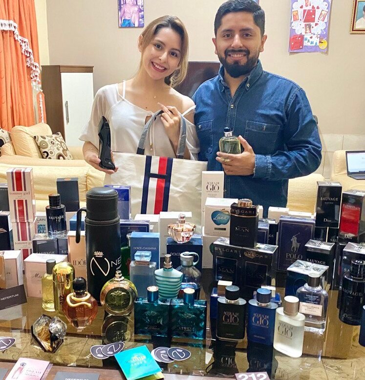 Albaro y Gaby, fundadores de Nefertum, con parte de su colección de perfumes