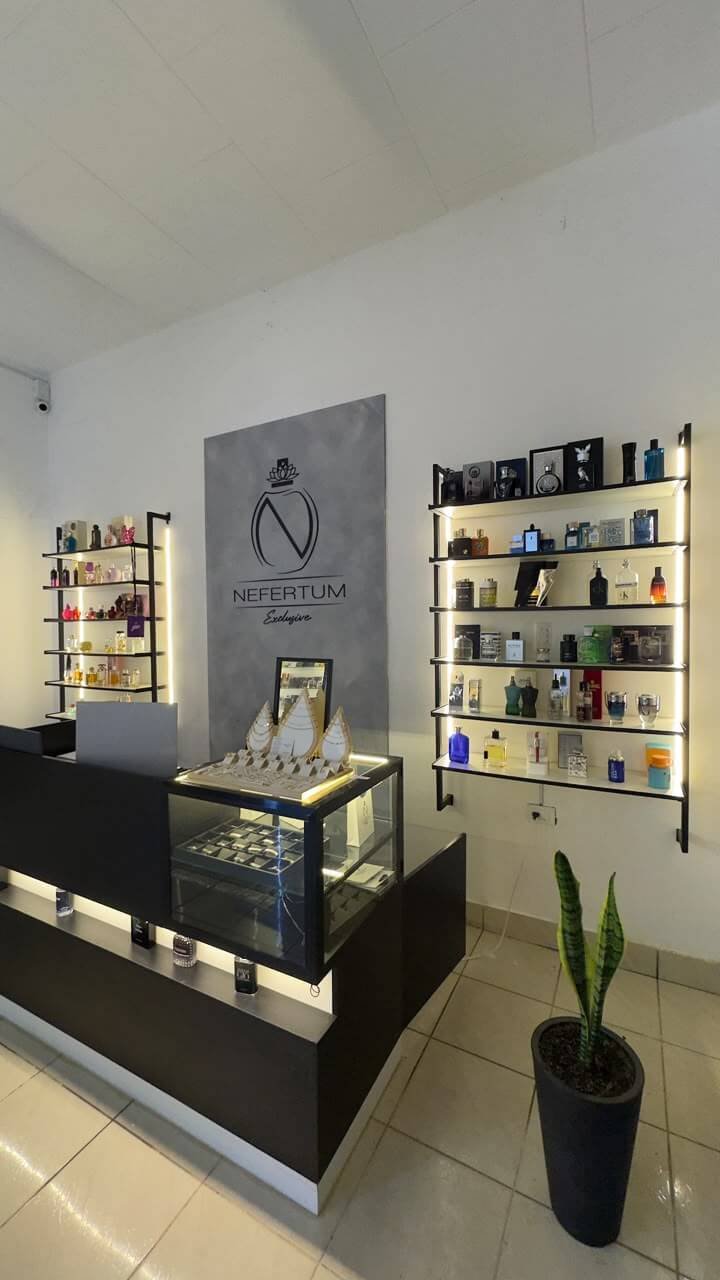 Mostrador de Nefertum Exclusive con estantes de perfumes iluminados